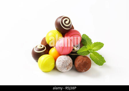 Sortierte Trüffel und Pralinen Stockfoto