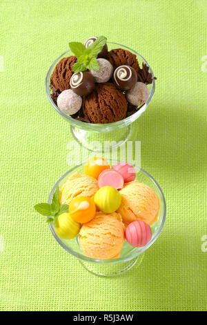 Eis-Coupés mit Schokoladen-Trüffel und Pralinen Fruchtgeschmack Stockfoto