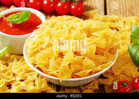 Bow Tie Pasta und Tomaten passata Stockfoto