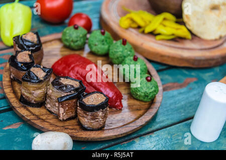 Pkhali, traditionelle georgische Schüssel, gehackt und Hackfleisch Gemüse, Kohl, Auberginen, Spinat, Bohnen, Rüben und geriebene Walnüsse kombiniert, Stockfoto