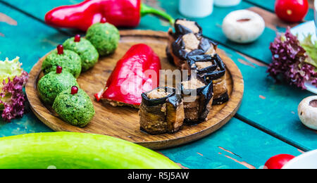 Pkhali, traditionelle georgische Schüssel, gehackt und Hackfleisch Gemüse, Kohl, Auberginen, Spinat, Bohnen, Rüben und geriebene Walnüsse kombiniert, Stockfoto