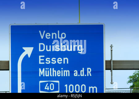 Hinweisschild auf der Autobahn a3. Stockfoto