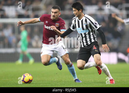 West Ham United Robert Snodgrass (links) und Newcastle United Ki Sung-yueng Kampf um den Ball während der Premier League Match im St James' Park, Newcastle. Stockfoto