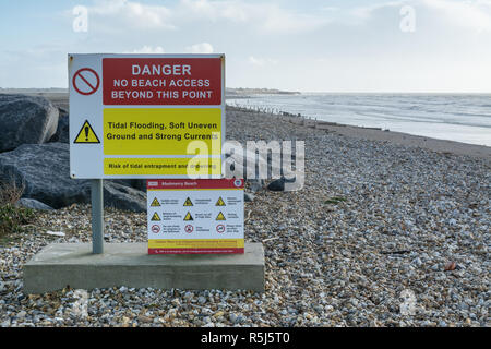 RSPB Medmerry Naturschutzgebiet an der Küste bei Medmerry, West Sussex, UK. Warnzeichen auf dem Kiesstrand. Stockfoto