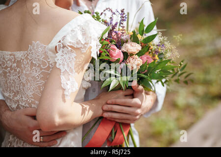 Hochzeit Dekoration im Stil der Boho, Blumenarrangement, dekorierten Tisch im Garten. Stockfoto