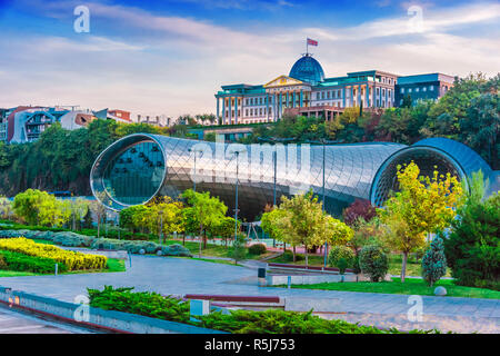 Tiflis, Georgien - Oct 23, 2018: Moderne Architektur von Tiflis, Georgien mit dem Presidential Palace. Stockfoto