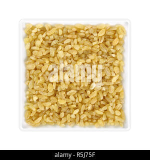 Bulgur weizen in eckigen Schale auf weißem Hintergrund Stockfoto