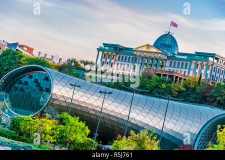 Tiflis, Georgien - Oct 23, 2018: Moderne Architektur von Tiflis, Georgien mit dem Presidential Palace. Stockfoto