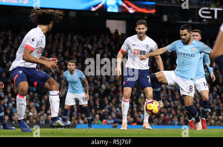 Von Manchester City Ilkay Gundogan (rechts) Kerben dritten Ziel seiner Seite des Spiels während der Premier League Match an der Etihad Stadium, Manchester. Stockfoto