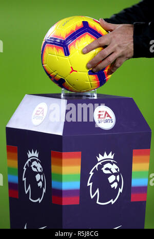 Eine allgemeine Ansicht der Spielball auf einem Ständer mit dem Regenbogen Flagge auf Es ist vor der Premier League Spiel im St. Mary's Stadium, Southampton. Stockfoto