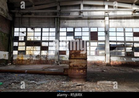 Ruinen von verlassenen Werk oder Lager, große gruselig und leeren industrielle Verengung Stockfoto