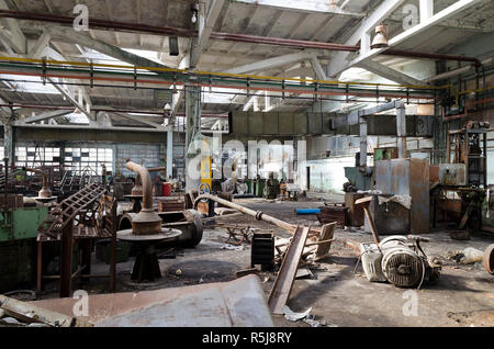 Ruinen von verlassenen Werk oder Lager, große gruselig und leeren industrielle Verengung Stockfoto
