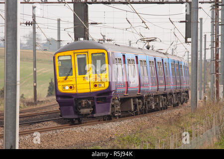 Klasse 319 elektrische Mehrfacheinheit Nummer 319838, die einen ersten Capital Connect-Service bedient, fährt Richtung Norden entlang der Midland Mainline bei Luton Hoo. Stockfoto