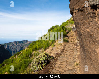 Wanderweg von Pico Ruivo zu Pico Arieiro durch die vulkanische Bergkette der Insel Madeira, Portugal Stockfoto