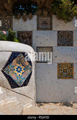 Dekorative Wand Mosaik in der Park Güell von Antoni Gaudi, Barcelona, Spanien konzipiert Stockfoto