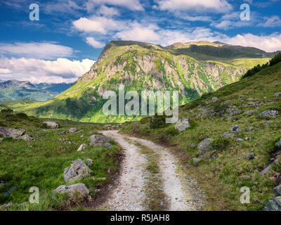 Schmale Bergweg in Richtung der Spitze des Versalspitze, Montafon, Vorarlberg, Österreich führenden Stockfoto