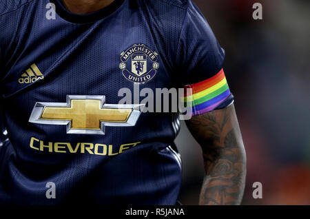 Eine detaillierte Ansicht des Regenbogens Captains Armband auf dem Manchester United Ashley Young während der Premier League Spiel im St. Mary's Stadium, Southampton. Stockfoto