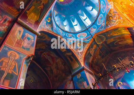 Tiflis, Georgien - Nov 2, 2018: das Innere des oberen Betlemi Kirche in Tiflis, Georgien. Stockfoto