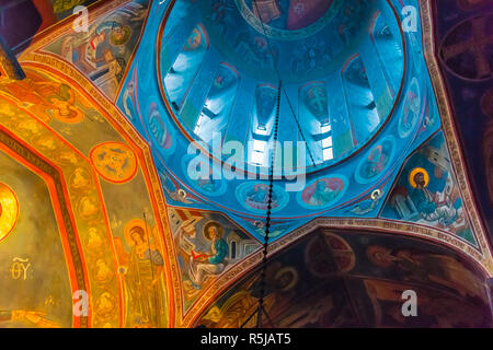 Tiflis, Georgien - Nov 2, 2018: das Innere des oberen Betlemi Kirche in Tiflis, Georgien. Stockfoto