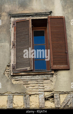Fenster in Fachwerkhaus Gitterkonstruktion Häuser in Troyes Frankreich Stockfoto