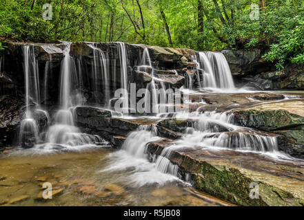 Jonathan ist ein schöner Stream mit Wasserfälle bei Ohiopyle State Park in den Lorbeer-hochländern im Südwesten von Pennsylvania. Stockfoto