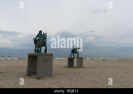 Oostduinkerke, Belgien - 6 August 2018: Statue geklonte Paardenvisser, Bronze Skulpturen von William Sweetlove von Shrimper Reiten am Strand Stockfoto