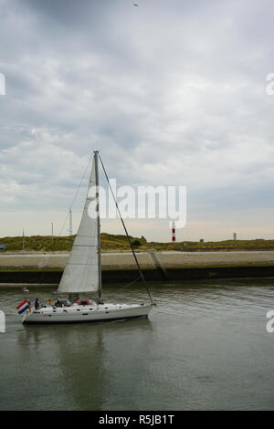 Boot vorbei an Leuchtturm und in den Hafen von Nieuwpoort West Flandern Belgien Stockfoto