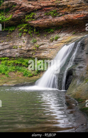 Ein kleiner Wasserfall Ölpest durch eine schmale, felsige Schlucht auf das Hocking River Rock Mühle in Fairfield County, Ohio. Stockfoto