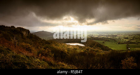 Sonnenlicht durch die Wolken über dem See Gormire von Sutton Bank. Stockfoto