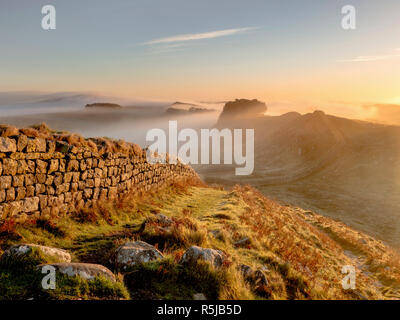 Einem nebligen Herbstmorgen über Cuddy Crags am Hadrians Wall. Stockfoto