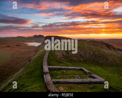 Firery Sonnenaufgang über Milecastle 39 am Hadrian's Wall. Stockfoto