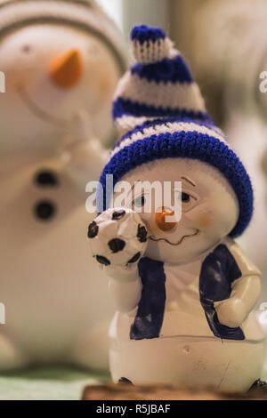 Nahaufnahme der beiden Schneemann Figuren stehen unter Weihnachtsbaum, Weihnachten Stockfoto