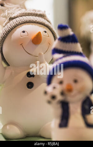 Nahaufnahme der beiden Schneemann Figuren stehen unter Weihnachtsbaum, Weihnachten Stockfoto