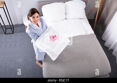 Portrait eines glücklichen jungen Frau mit Stapel weiße Handtücher Stockfoto