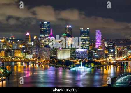 Die Stadt Pittsburgh, Pennsylvania strahlt in der Nacht, wo der Allegheny und Monongahela Rivers die mächtigen Ohio zu bilden. Stockfoto