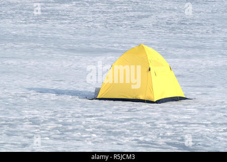 Winter angeln. Fischer Zelt von gelb mit schwarzen unten im Schnee auf dem gefrorenen Fluss im Winter Tag closeup Stockfoto