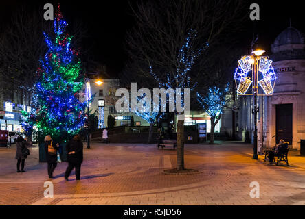 Weihnachtsbaum und Lichter in der Fußgängerzone von South Street in Worthing, West Sussex, England, UK. Stockfoto