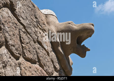 Eine Nahaufnahme eines Tieres Kopf über die Halle der Hundert Spalten in den Park Güell, Barcelona, Spanien Stockfoto