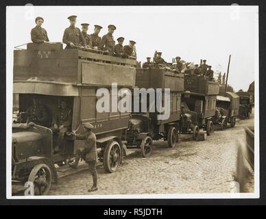 London motor Busse wie an der Front [Merville, Frankreich] verwendet. 5. August 1915. Aufzeichnung der indischen Armee in Europa während des Ersten Weltkrieges. Jahrhunderts, 5. August 1915. Gelatine Silber gedruckt. Quelle: Foto 24 / (261). Autor: Dhaka, H. D. Stockfoto