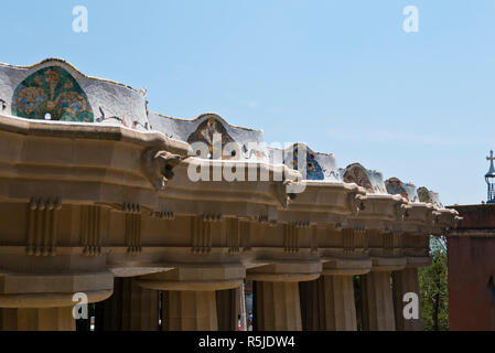 Besucher sitzen auf dem Dach der dorischen Säulen der Säulenhalle (Halle der hundert Säulen), Park Güell, Barcelona, Spanien Stockfoto