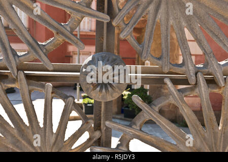 Grünen Designs auf dem Metal Gate in den Park Güell von Antoni Gaudi, Barcelona, Spanien konzipiert Stockfoto