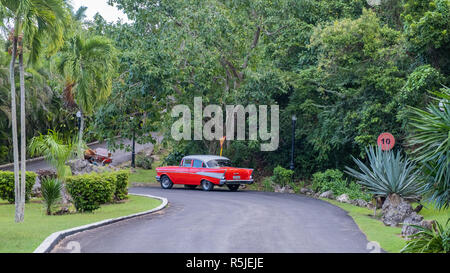 Rot 1957 Vintage Chevrolet am Ende einer Gasse in dieser Ansicht von jibacoa Kuba geparkt. Stockfoto