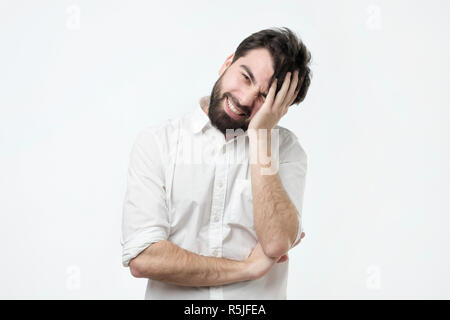 Mangel an Vertrauen. Schüchterne junge Hispanic Mann. Stockfoto