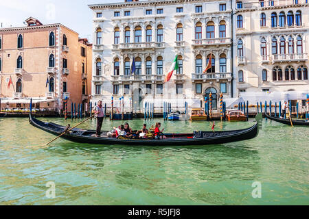 Venedig, Italien - 22. August 2018: Gondoliere mit Touristen Urteil ein Stockfoto