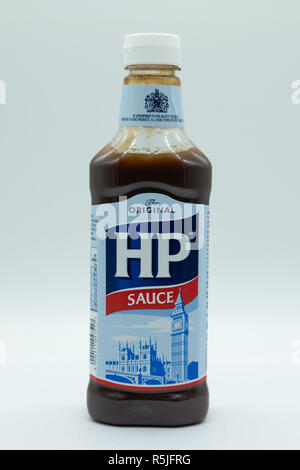 Largs, Schottland, Großbritannien - 29 November 2018: eine Flasche der Marke HP Sauce in einem Kunststoff recyclebar Plastikflasche in Einklang mit der derzeitigen britischen Recycling guideli Stockfoto