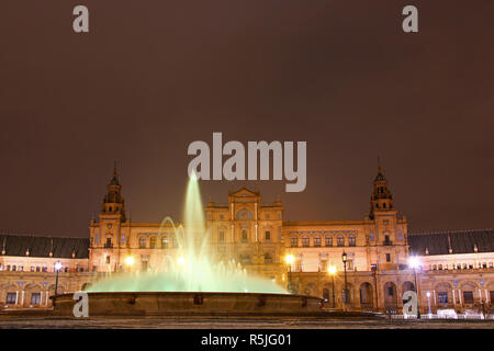 Plaza de Espana (Spanien Platz) mit Vicente Traver Brunnen bei Nacht, Sevilla, Spanien Stockfoto