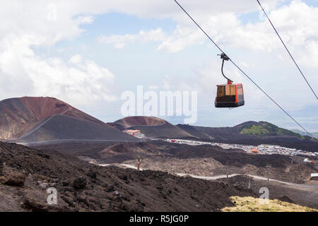 Silvestri Krater und Seilbahn zum Vulkan Ätna, Sizilien, Italien Stockfoto