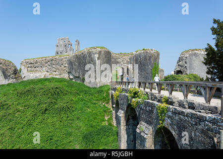 Torhaus der Burg Ruinen, Corfe Castle, Isle of Purbeck, Dorset, England, Vereinigtes Königreich Stockfoto