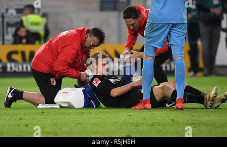 Stuttgart, Deutschland. 01 Dez, 2018. Fussball: Bundesliga, VfB Stuttgart - FC Augsburg 13. Spieltag in der Mercedes Benz-Arena. Der Augsburger Martin Hinteregger behandelt wird. Credit: Marijan Murat/dpa - WICHTIGER HINWEIS: In Übereinstimmung mit den Anforderungen der DFL Deutsche Fußball Liga oder der DFB Deutscher Fußball-Bund ist es untersagt, zu verwenden oder verwendet Fotos im Stadion und/oder das Spiel in Form von Bildern und/oder Videos - wie Foto Sequenzen getroffen haben./dpa/Alamy leben Nachrichten Stockfoto