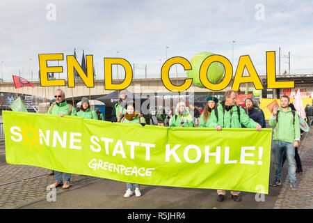 Köln, Deutschland. 1. Dezember 2018. Kurz vor dem Start der Weltklimakonferenz in Polen am Samstag (01.12.2018) Tausende von Menschen in Köln gezeigt für einen schnellen Ausstieg aus der Kohle. Credit: Guido Schiefer/Alamy leben Nachrichten Stockfoto